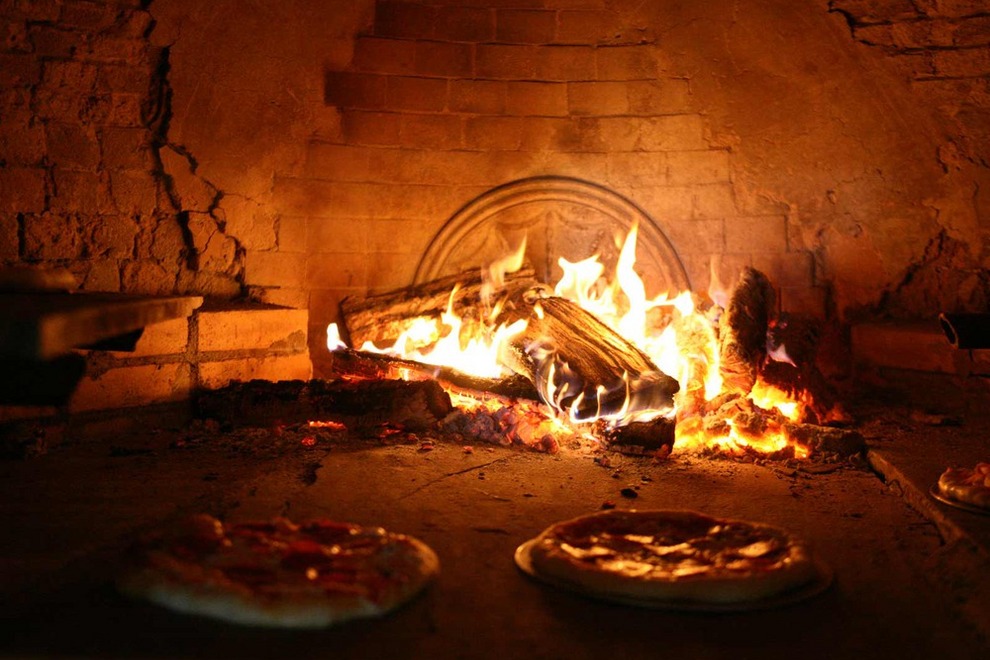 https://inletsportslodge.icnd-cdn.com/images/thingstodo/bovines-brick-oven-w-pizza_54_990x660_201404182111.jpg